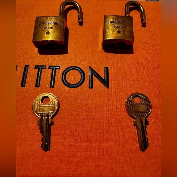 AUTHENTIC VINTAGE LOUIS VUITTON PADLOCK AND KEY - Picture 8 of 11